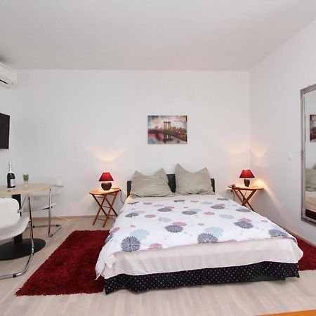 Rooms And Apartments Sally Ровинь Экстерьер фото
