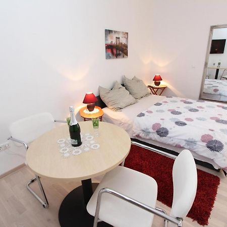 Rooms And Apartments Sally Ровинь Экстерьер фото