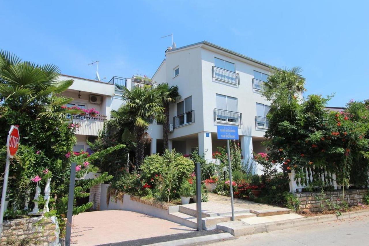 Rooms And Apartments Sally Ровинь Экстерьер фото
