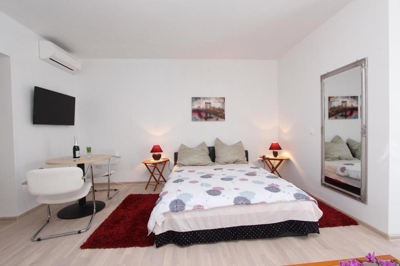 Rooms And Apartments Sally Ровинь Экстерьер фото