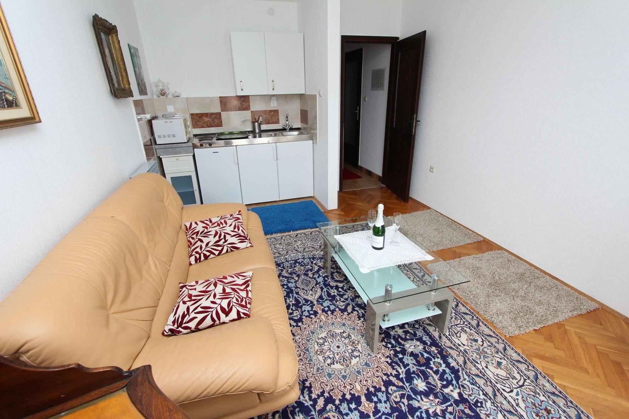 Rooms And Apartments Sally Ровинь Экстерьер фото
