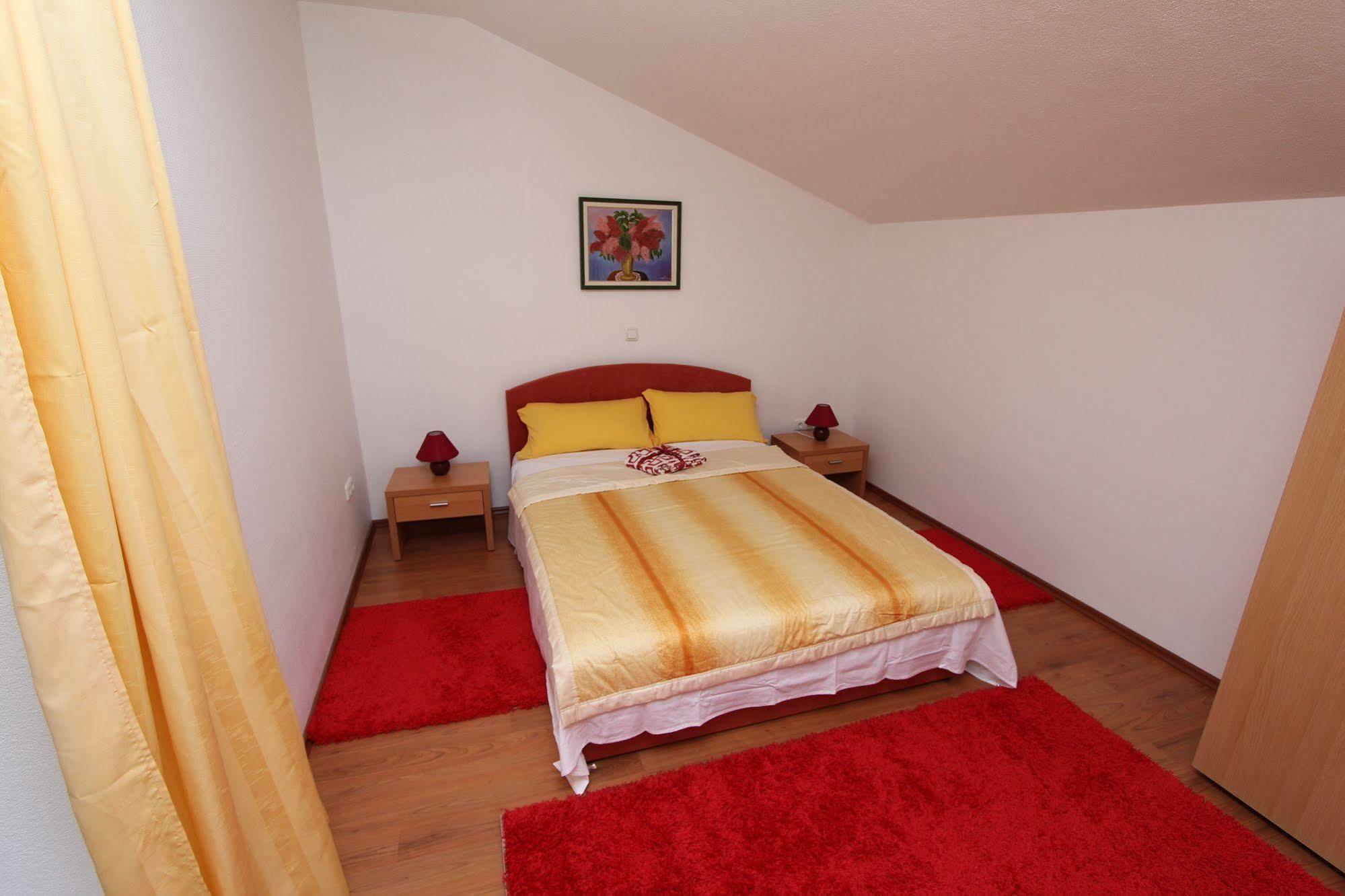 Rooms And Apartments Sally Ровинь Экстерьер фото